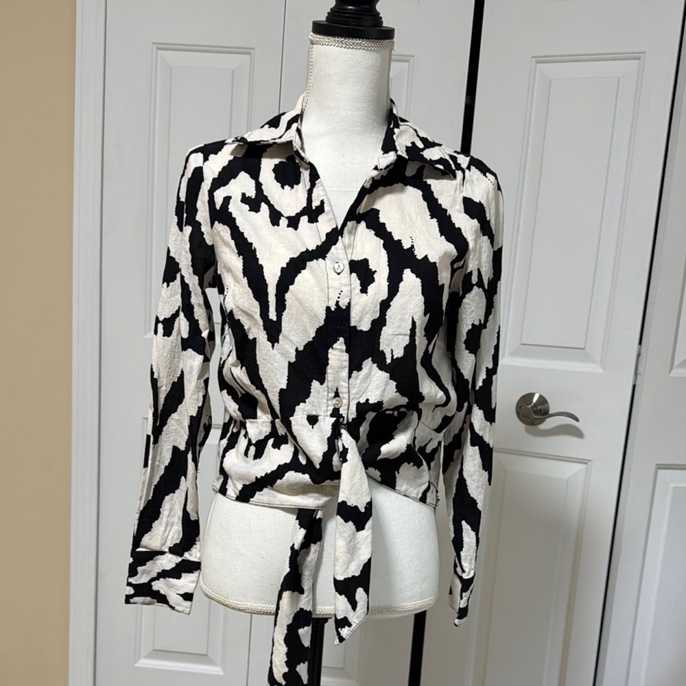 Rachel Zoe Black and White Graphic Tie Front Button Down Shirt